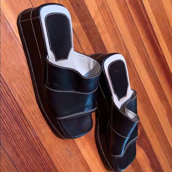 Leather coach - Picture 2 of 3